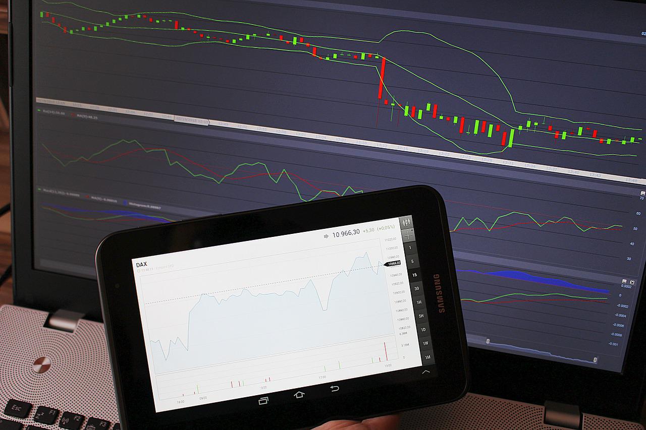 Shares Rally And Treasury Yields Decline As US Economy Shrinks