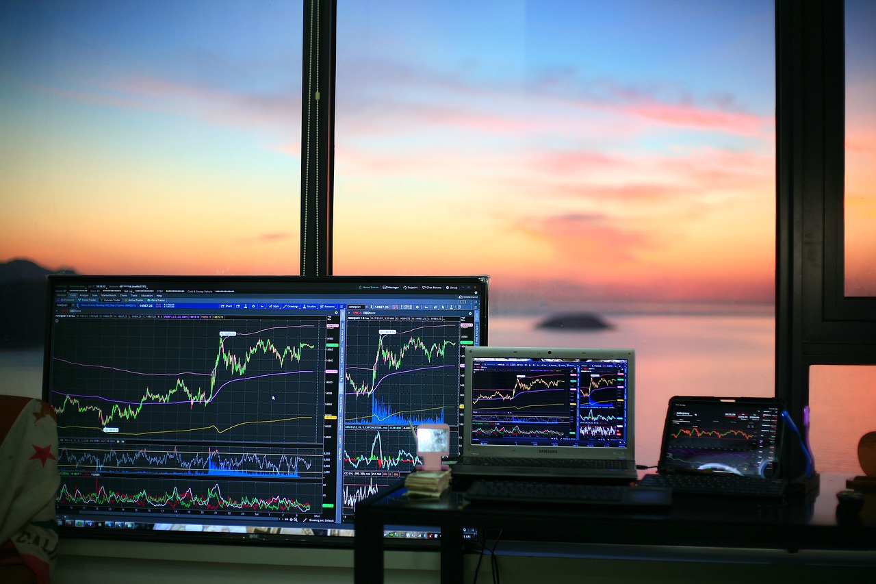 European Shares Stay Afloat With Tech And Energy Stocks
