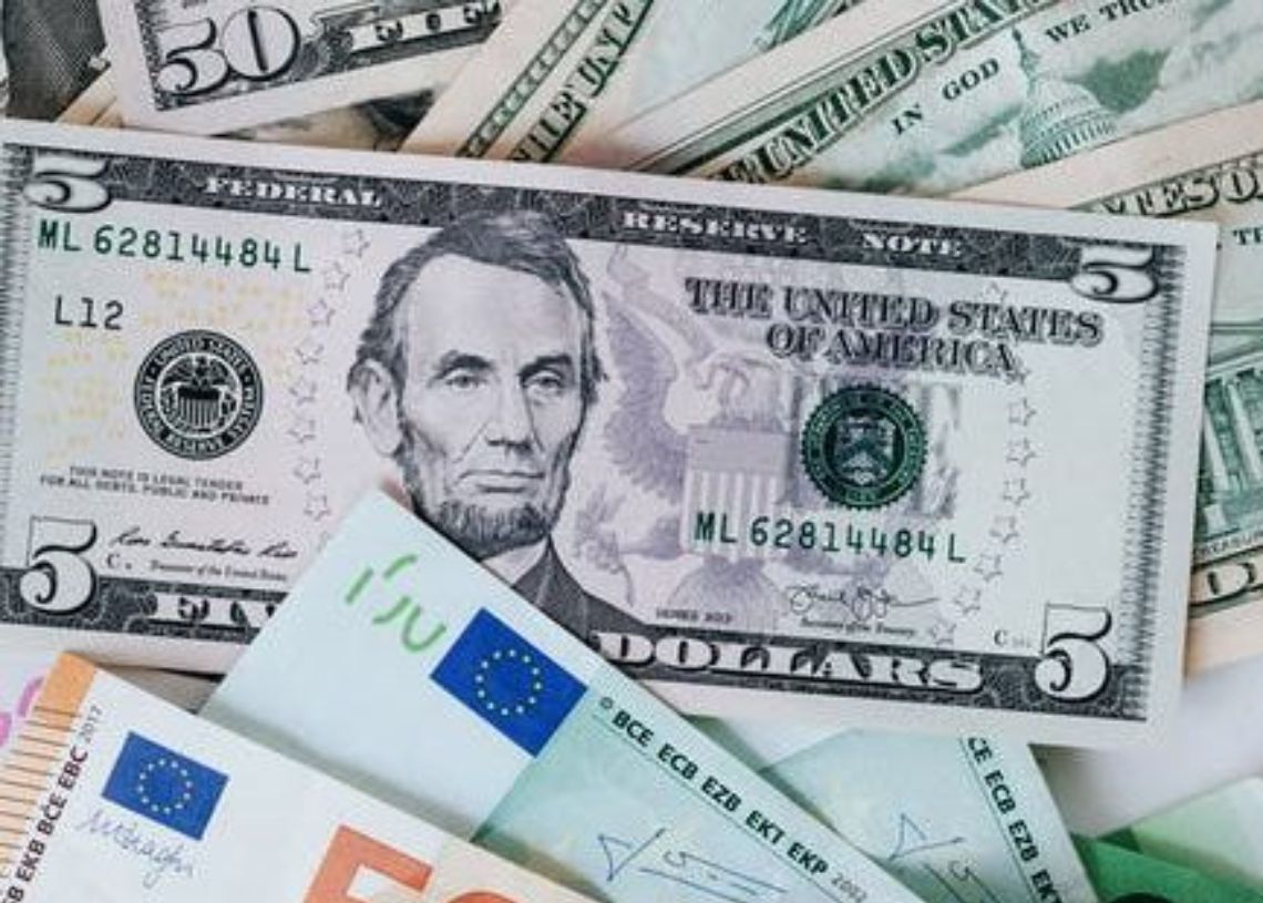 As The Euro and Pound Weaken, Investors Are Turning to Bitcoin