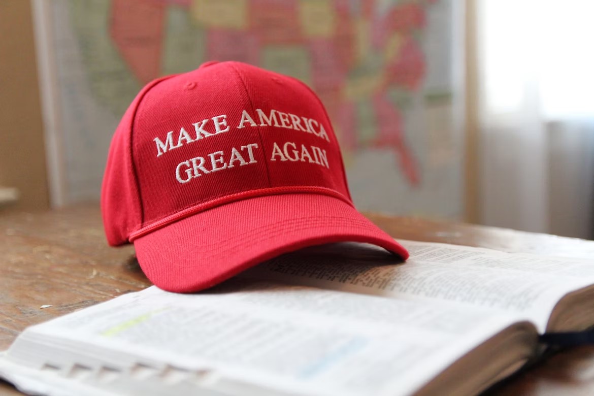 Un sombrero rojo que dice make america great again Un sombrero rojo que dice make America great again